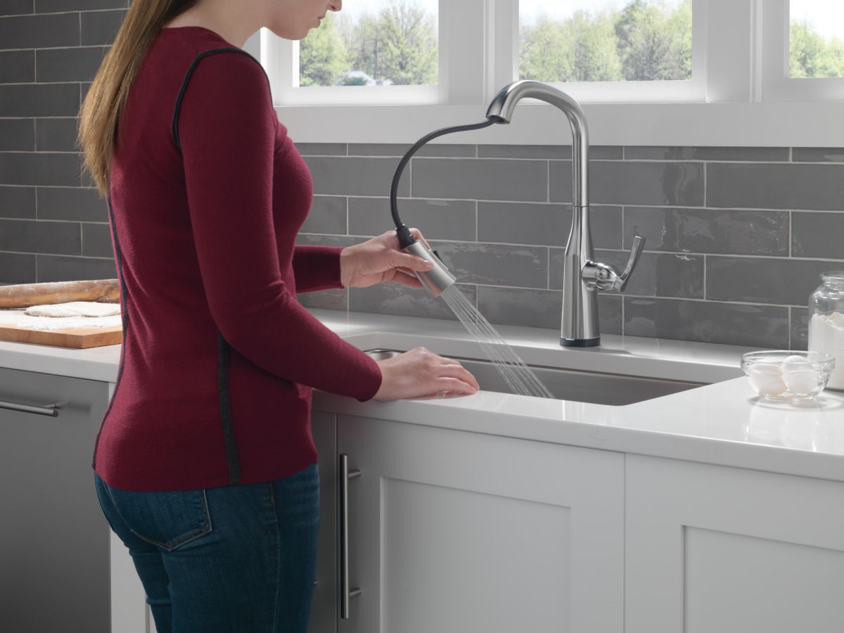 DELTA Stryke Touch2O  Pull-Down Kitchen w/ Voice — Lumicoat® Arctic Stainless