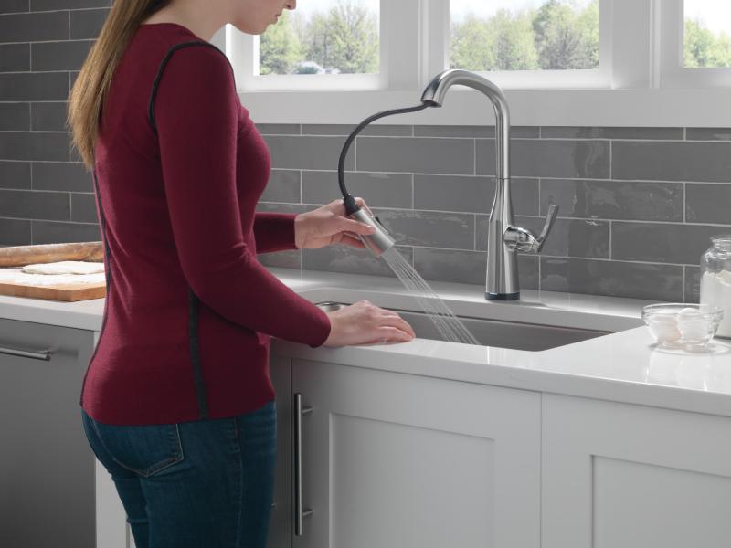 DELTA Stryke Touch2O  Pull-Down Kitchen w/ Voice — Lumicoat® Arctic Stainless