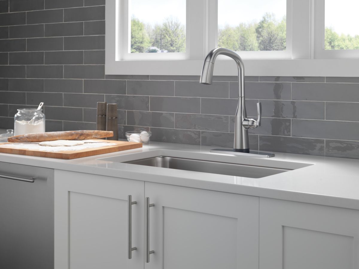 DELTA Stryke Touch2O  Pull-Down Kitchen w/ Voice — Lumicoat® Arctic Stainless