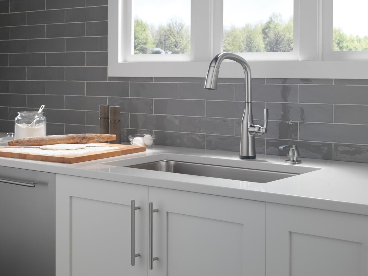 DELTA Stryke Touch2O  Pull-Down Kitchen w/ Voice — Lumicoat® Arctic Stainless