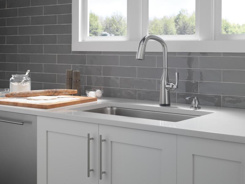 DELTA Stryke Touch2O  Pull-Down Kitchen w/ Voice — Lumicoat® Arctic Stainless