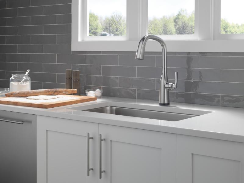 DELTA Stryke Touch2O  Pull-Down Kitchen w/ Voice — Lumicoat® Arctic Stainless