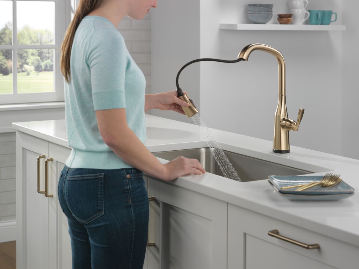 DELTA Stryke Touch2O  Pull-Down Kitchen w/ Voice — Lumicoat® Champagne Bronze