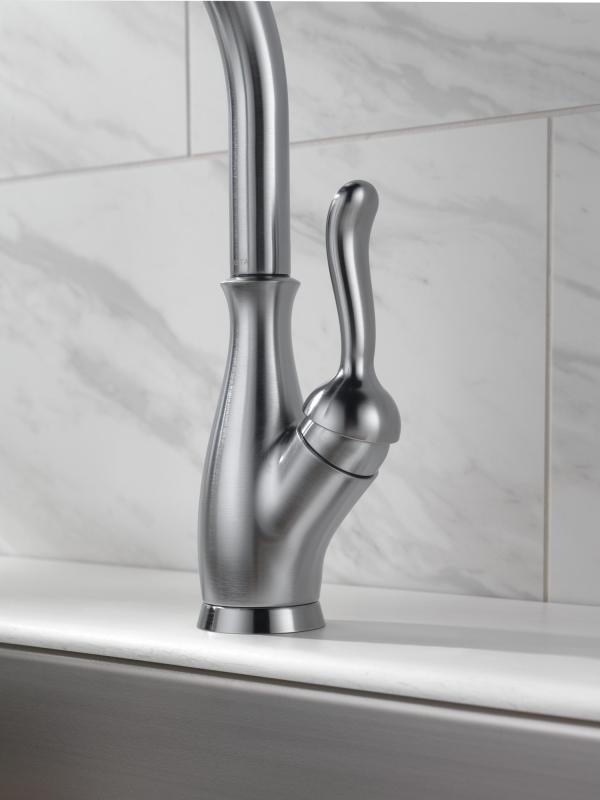DELTA Leland Single Handle Pull-Down Kitchen Faucet with ShieldSpray Technology — Arctic Stainless