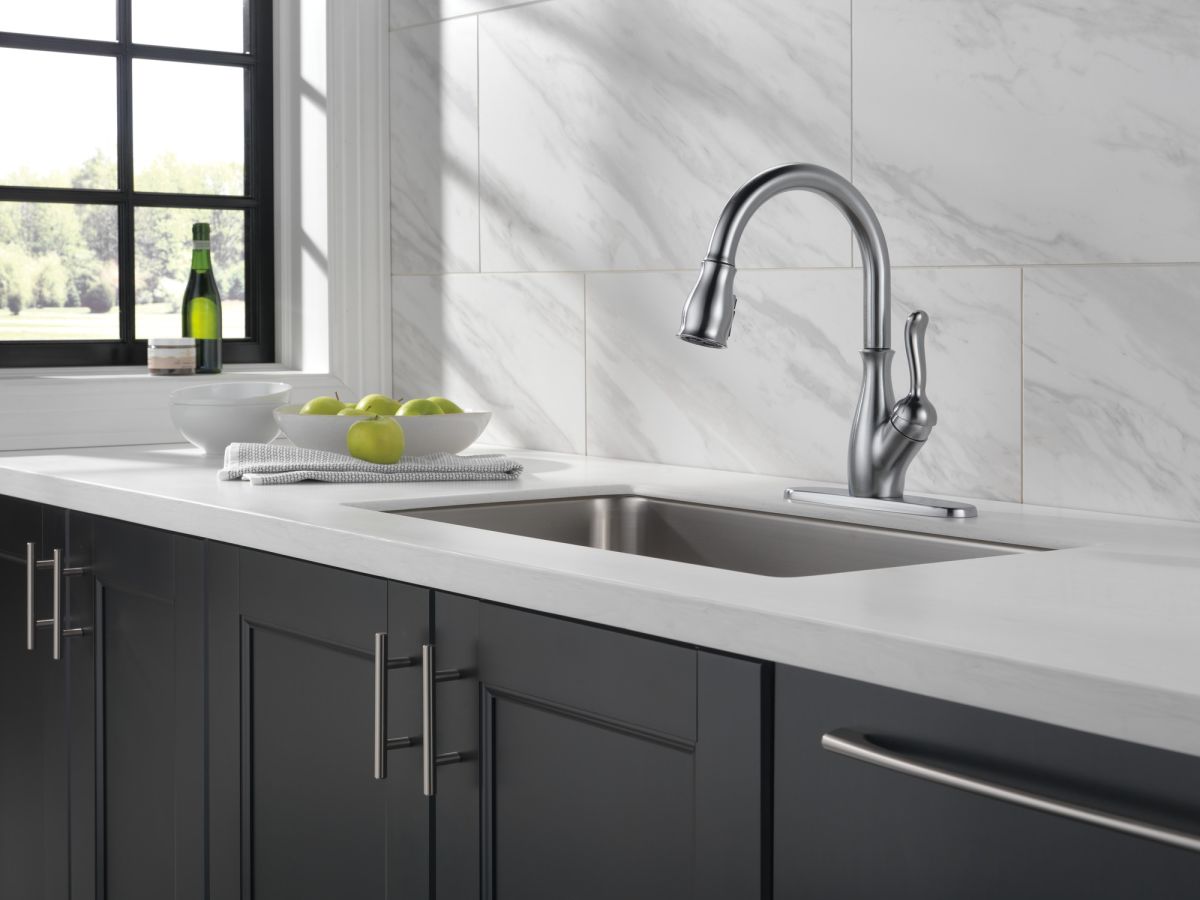 DELTA Leland Single Handle Pull-Down Kitchen Faucet with ShieldSpray Technology — Arctic Stainless