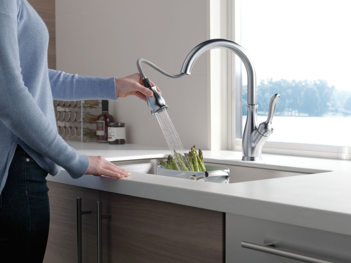 DELTA Leland Single Handle Pull-Down Kitchen Faucet with ShieldSpray Technology — Arctic Stainless