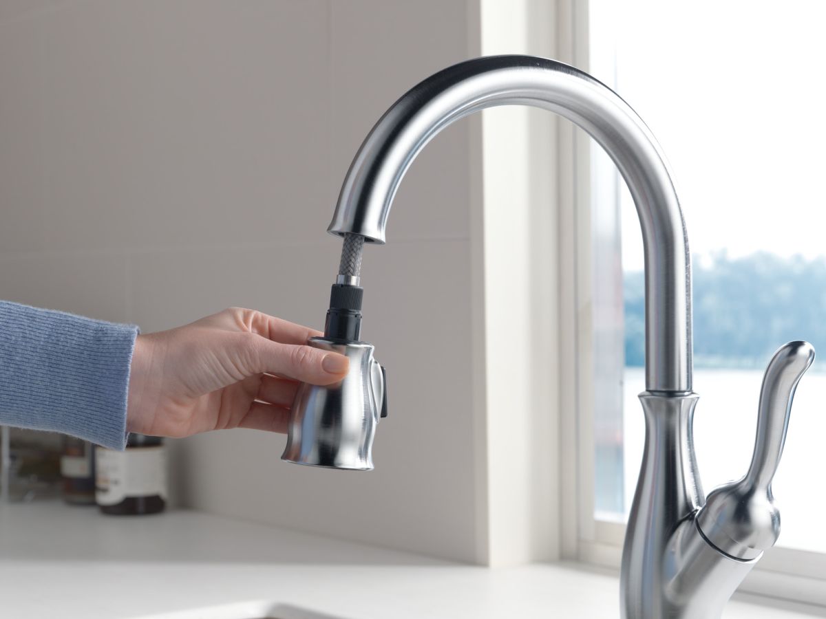 DELTA Leland Single Handle Pull-Down Kitchen Faucet with ShieldSpray Technology — Arctic Stainless