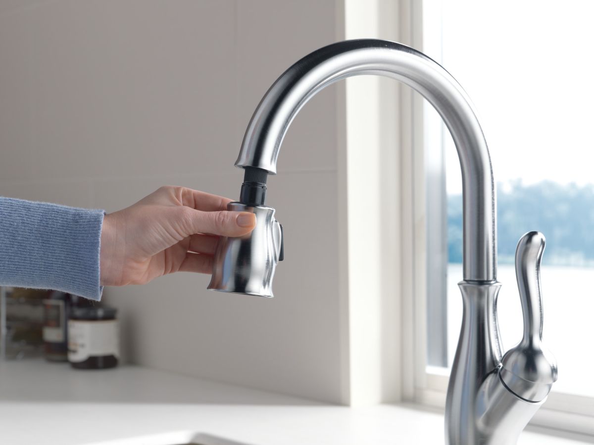 DELTA Leland Single Handle Pull-Down Kitchen Faucet with ShieldSpray Technology — Arctic Stainless