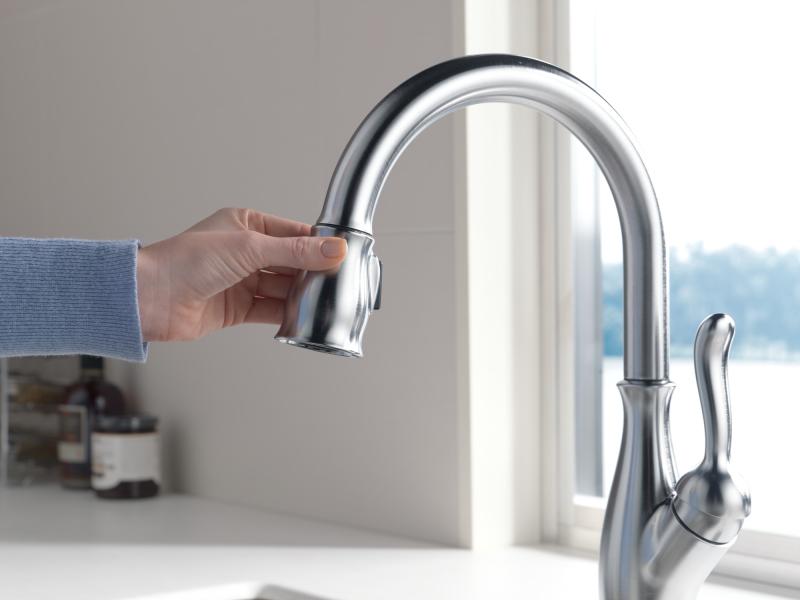 DELTA Leland Single Handle Pull-Down Kitchen Faucet with ShieldSpray Technology — Arctic Stainless