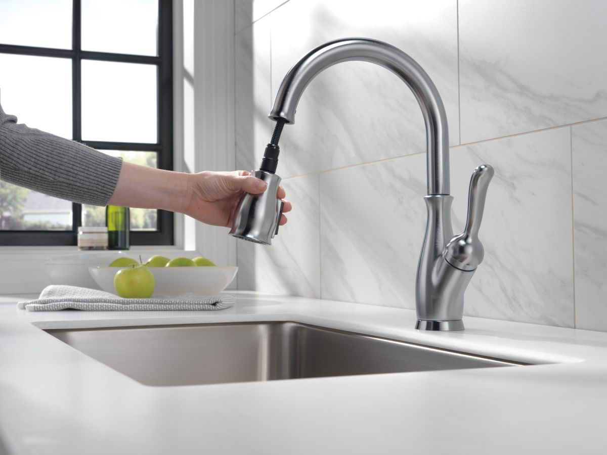 DELTA Leland Single Handle Pull-Down Kitchen Faucet with ShieldSpray Technology — Arctic Stainless