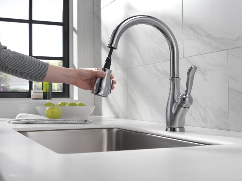 DELTA Leland Single Handle Pull-Down Kitchen Faucet with ShieldSpray Technology — Arctic Stainless