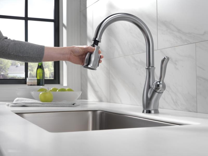 DELTA Leland Single Handle Pull-Down Kitchen Faucet with ShieldSpray Technology — Arctic Stainless