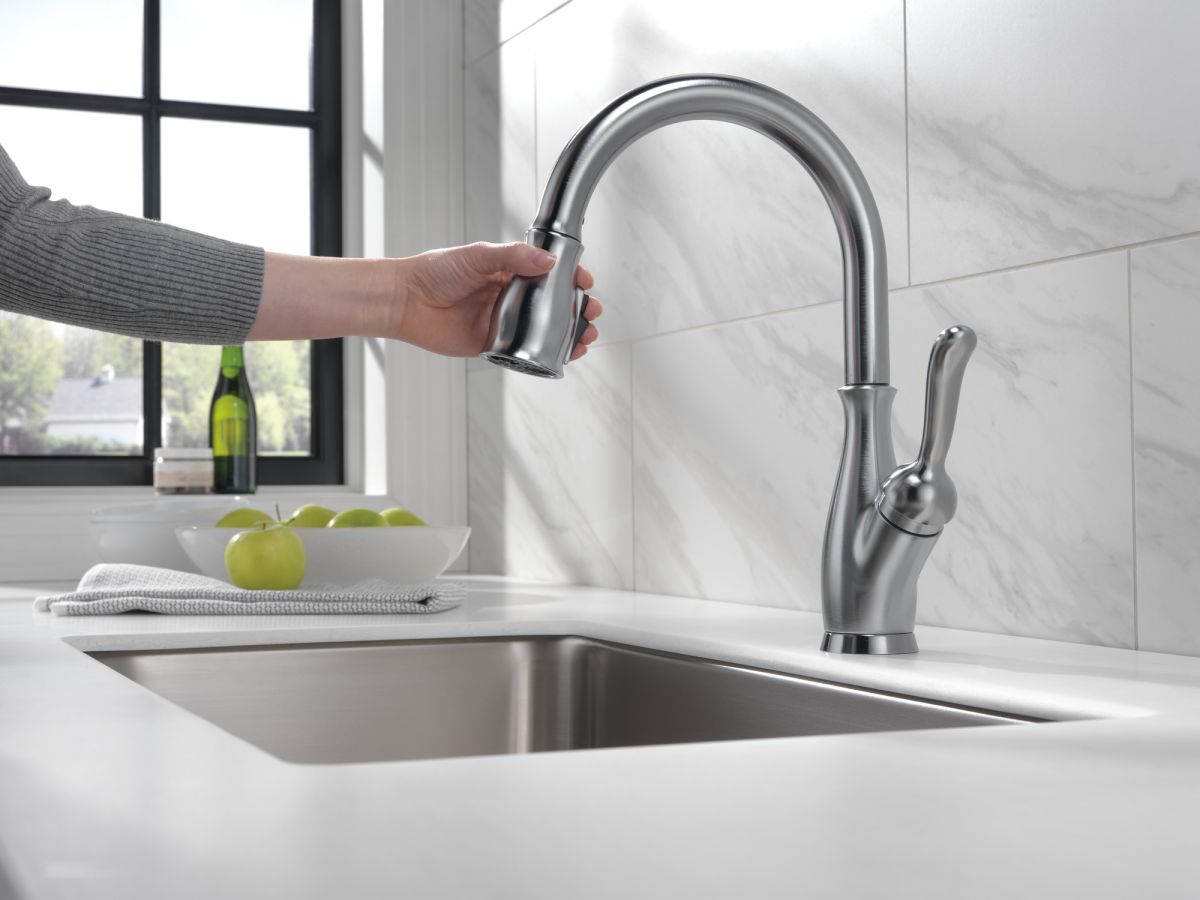 DELTA Leland Single Handle Pull-Down Kitchen Faucet with ShieldSpray Technology — Arctic Stainless