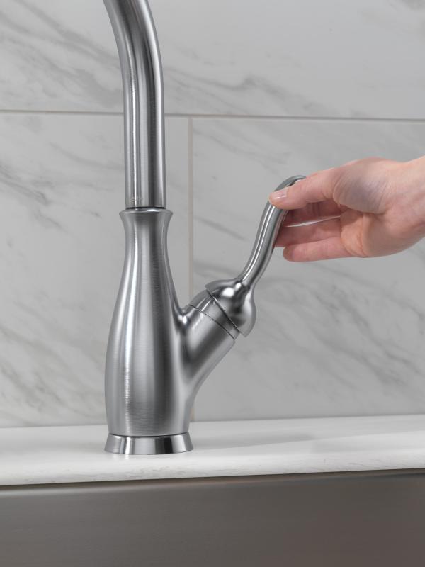 DELTA Leland Single Handle Pull-Down Kitchen Faucet with ShieldSpray Technology — Arctic Stainless