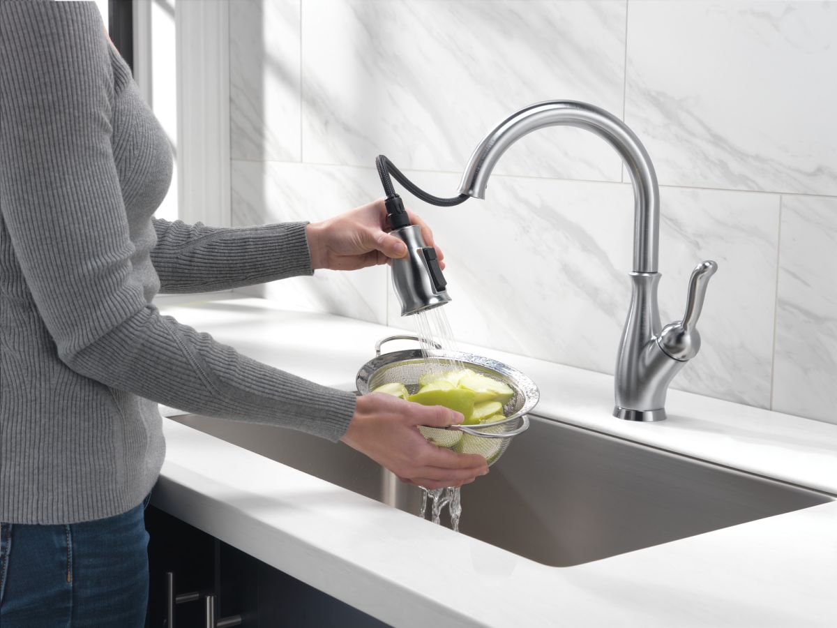 DELTA Leland Single Handle Pull-Down Kitchen Faucet with ShieldSpray Technology — Arctic Stainless