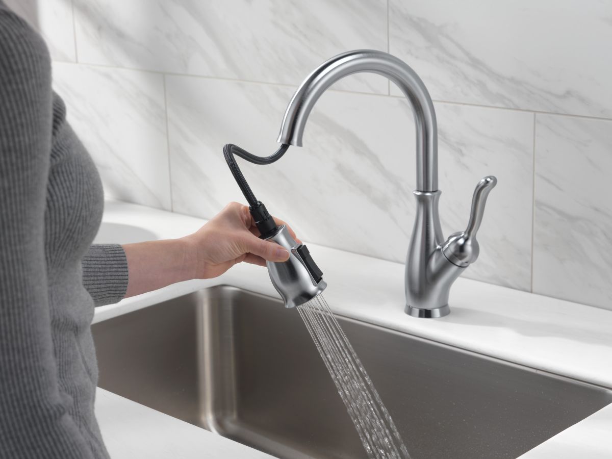 DELTA Leland Single Handle Pull-Down Kitchen Faucet with ShieldSpray Technology — Arctic Stainless