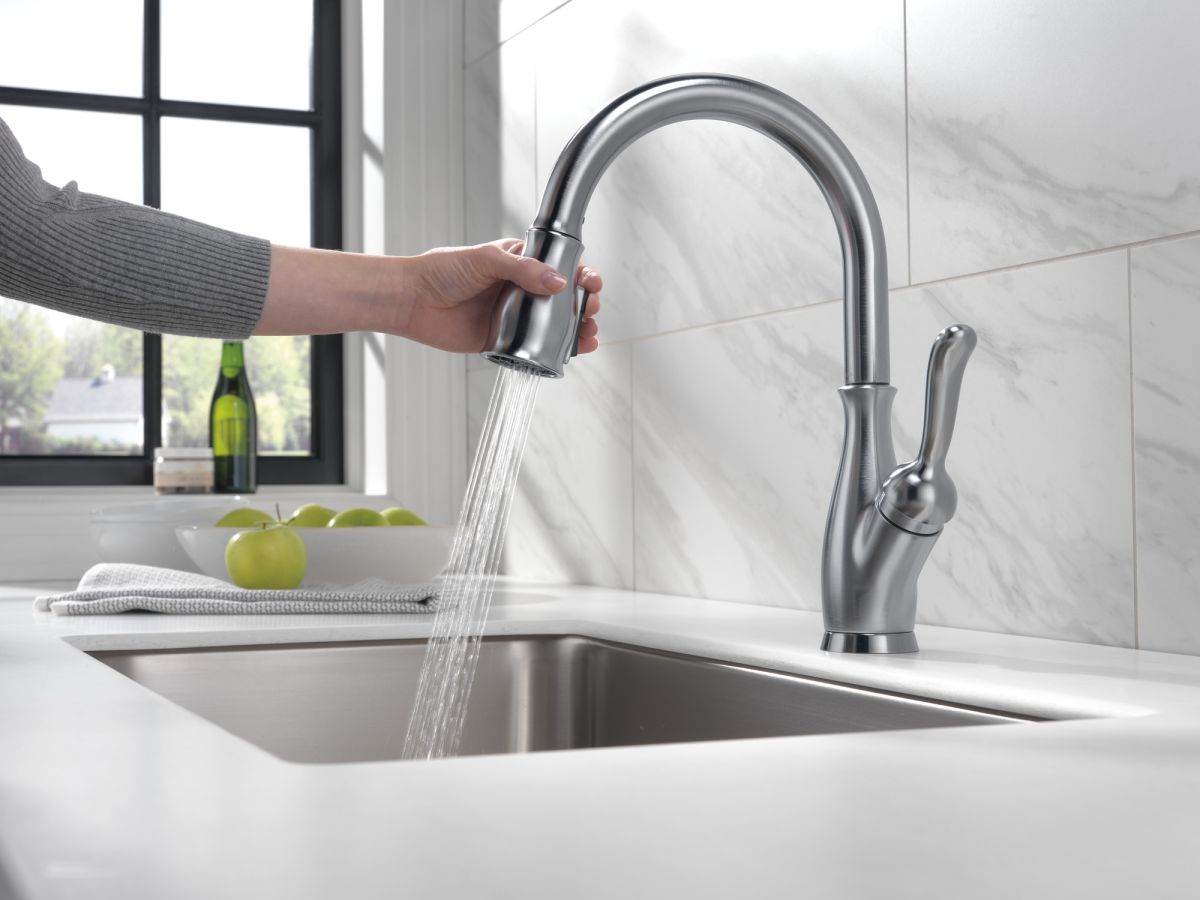 DELTA Leland Single Handle Pull-Down Kitchen Faucet with ShieldSpray Technology — Arctic Stainless