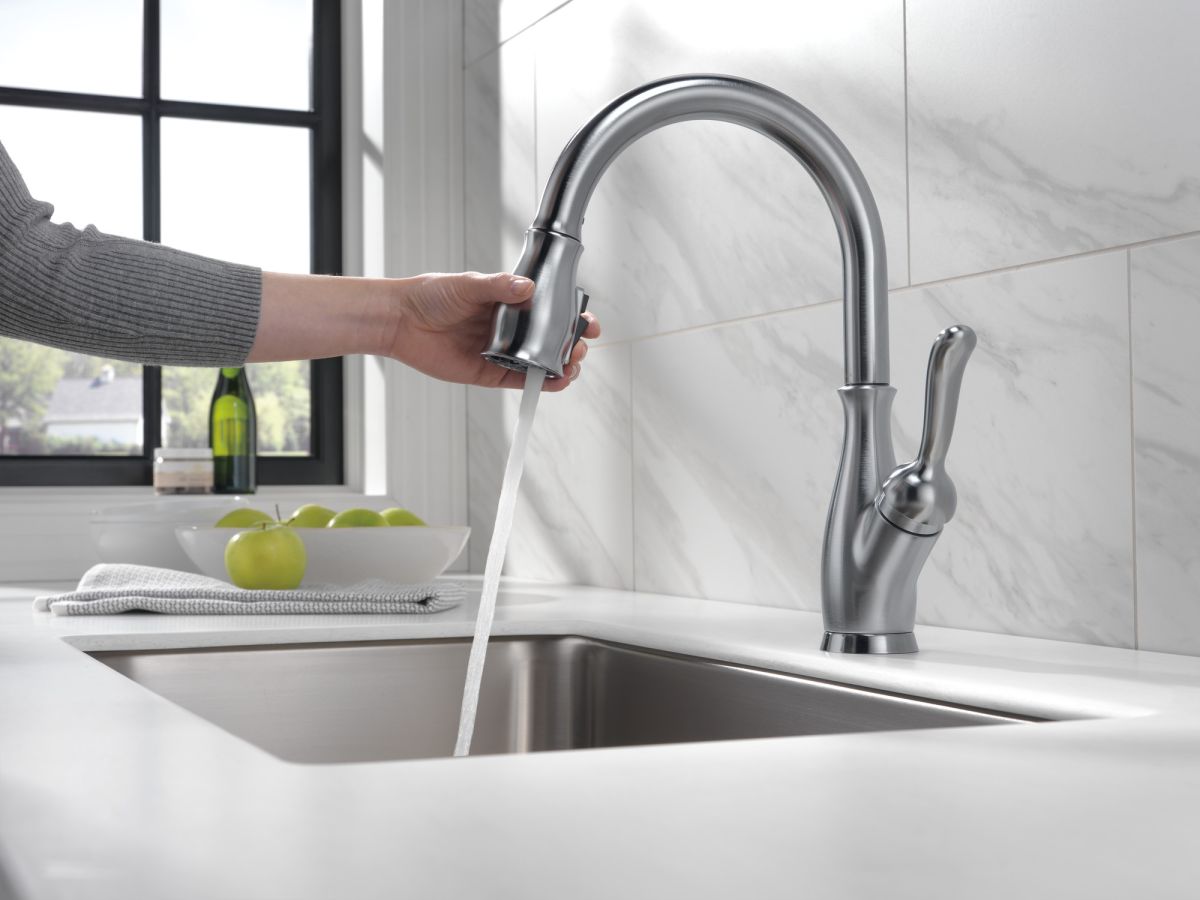 DELTA Leland Single Handle Pull-Down Kitchen Faucet with ShieldSpray Technology — Arctic Stainless