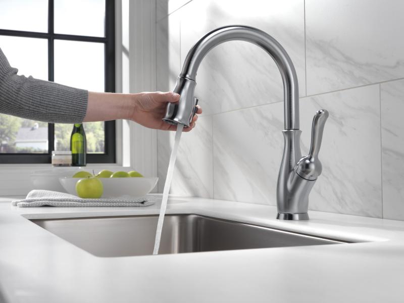 DELTA Leland Single Handle Pull-Down Kitchen Faucet with ShieldSpray Technology — Arctic Stainless
