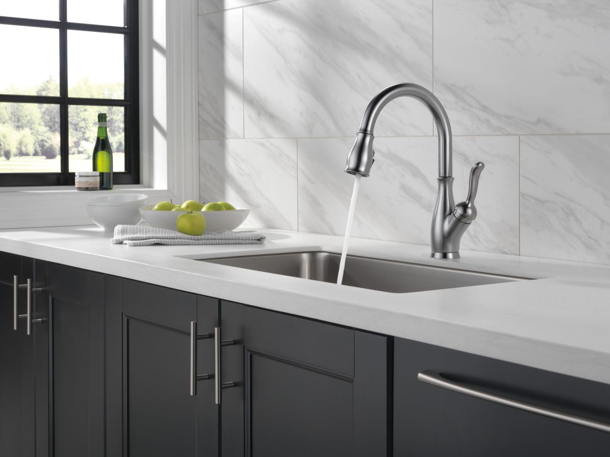 DELTA Leland Single Handle Pull-Down Kitchen Faucet with ShieldSpray Technology — Arctic Stainless