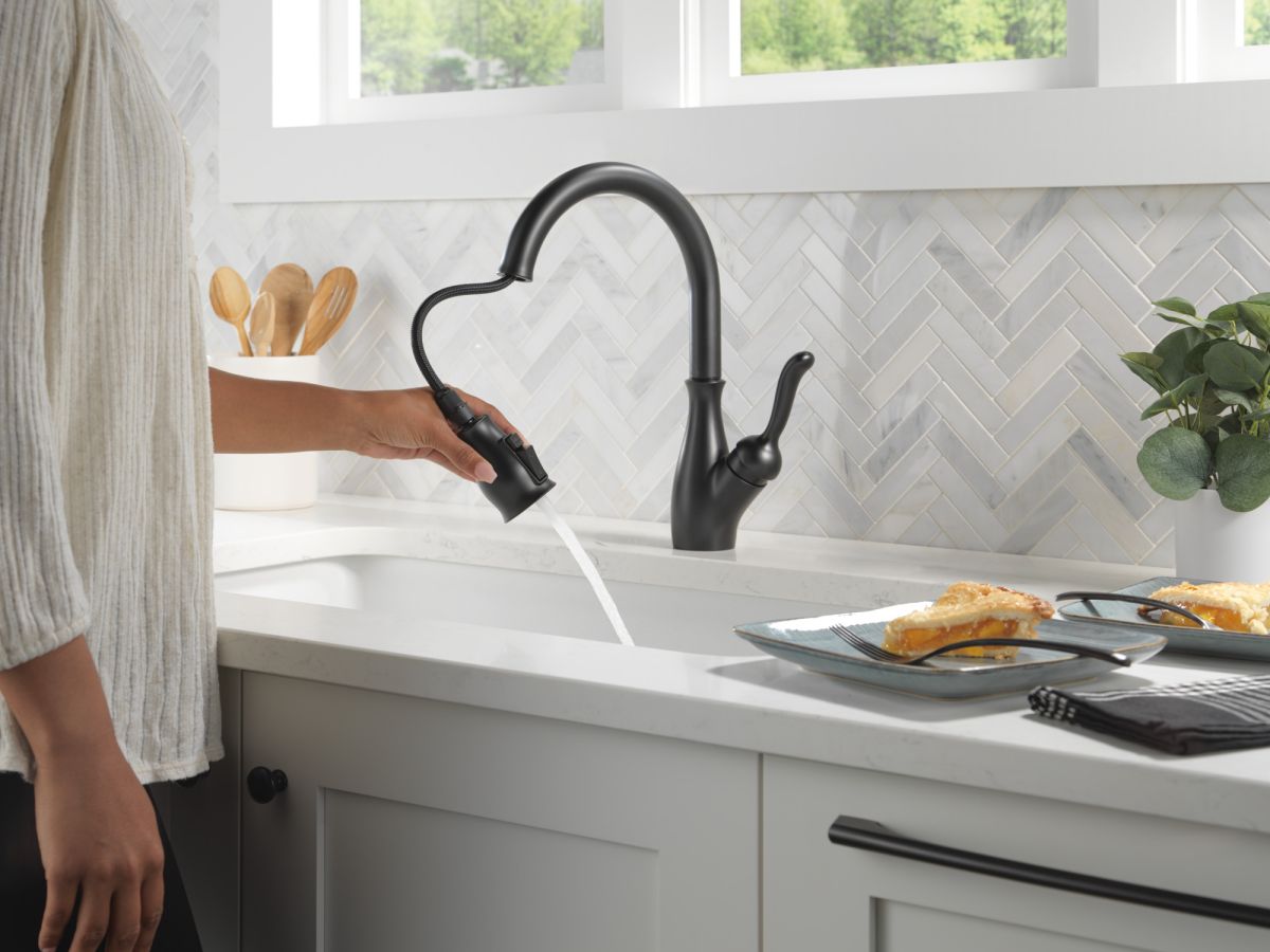DELTA Leland Single Handle Pull-Down Kitchen Faucet With ShieldSpray Technology — Matte Black