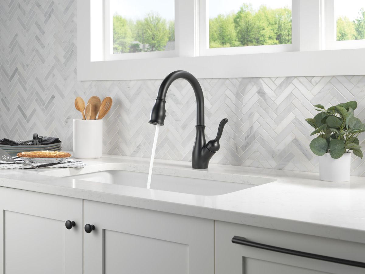 DELTA Leland Single Handle Pull-Down Kitchen Faucet With ShieldSpray Technology — Matte Black