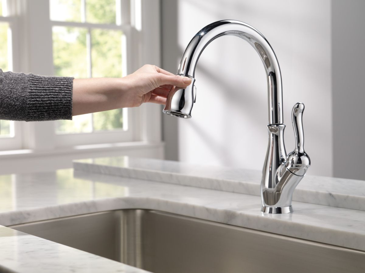 DELTA Leland Single Handle Pull-Down Kitchen Faucet with ShieldSpray Technology — Chrome