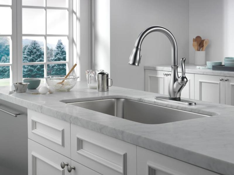 DELTA Leland Single Handle Pull-Down Kitchen Faucet with Touch2O and ShieldSpray Technologies — Arctic Stainless