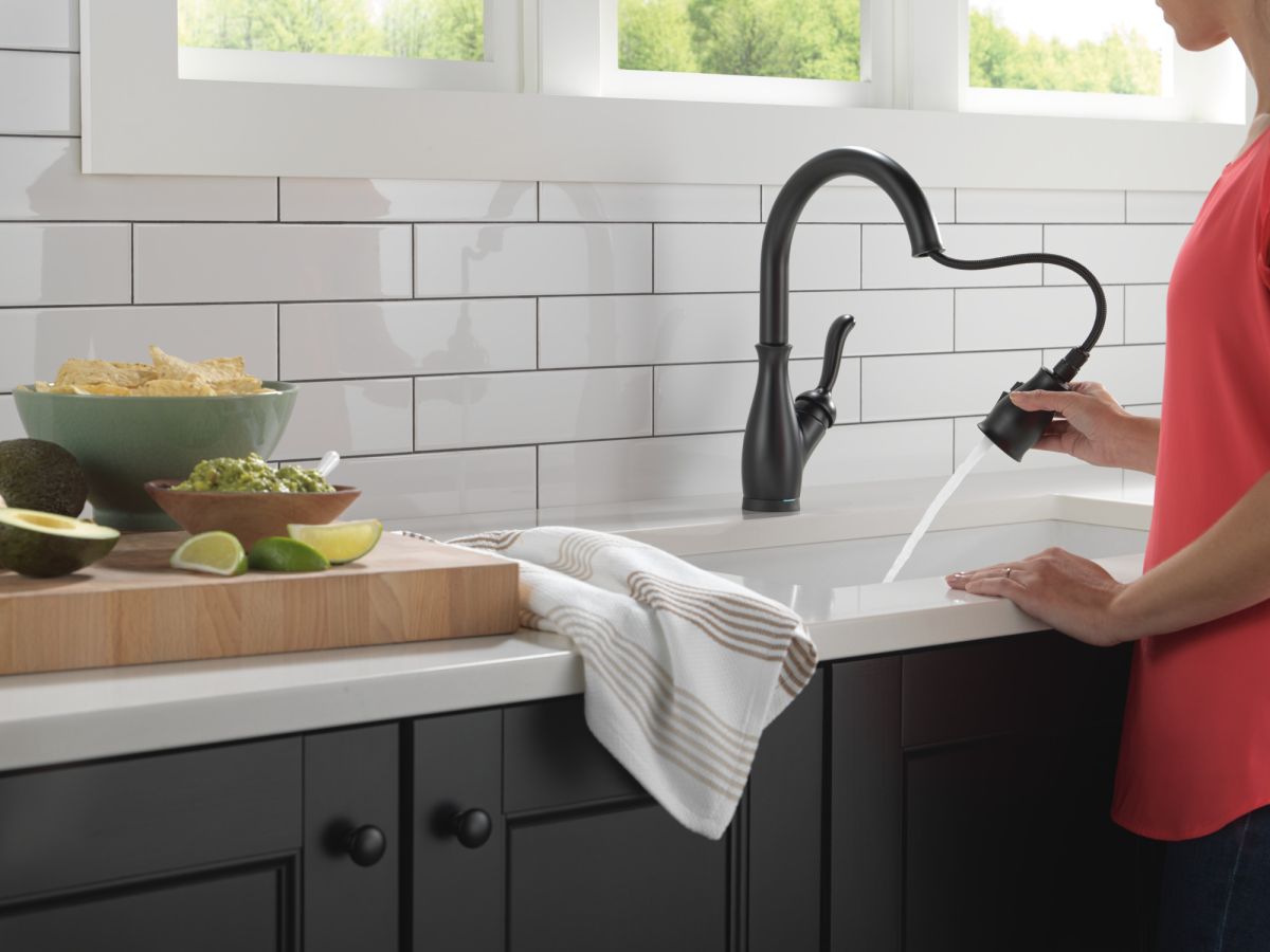 DELTA Leland Single Handle Pull-Down Kitchen Faucet With Touch2O Technology And ShieldSpray Technologies — Matte Black
