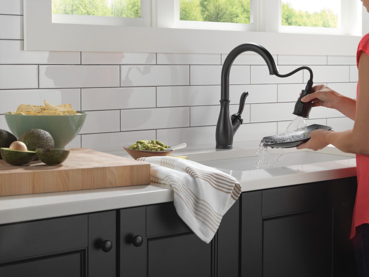DELTA Leland Single Handle Pull-Down Kitchen Faucet With Touch2O Technology And ShieldSpray Technologies — Matte Black