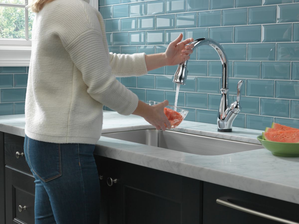DELTA Leland Single Handle Pull-Down Kitchen Faucet with Touch2O and ShieldSpray Technologies — Chrome