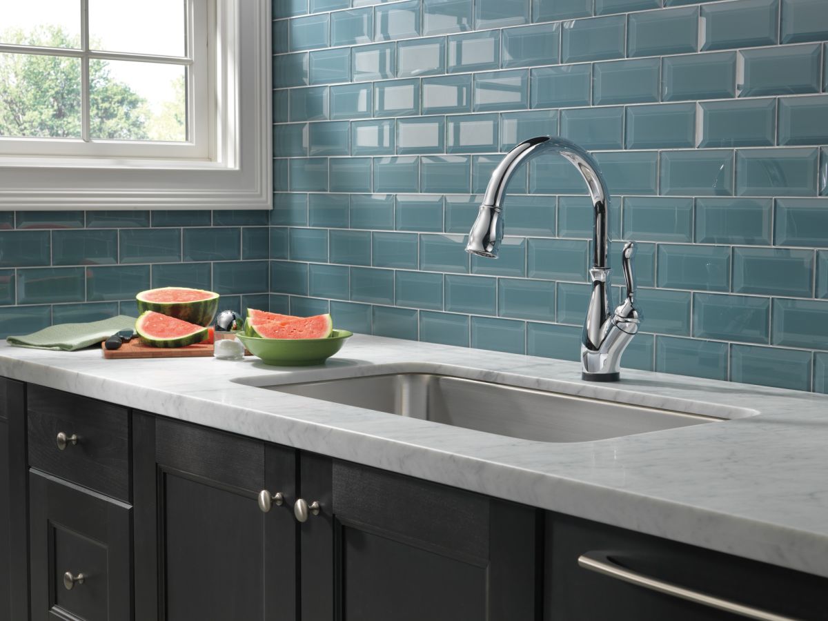 DELTA Leland Single Handle Pull-Down Kitchen Faucet with Touch2O and ShieldSpray Technologies — Chrome