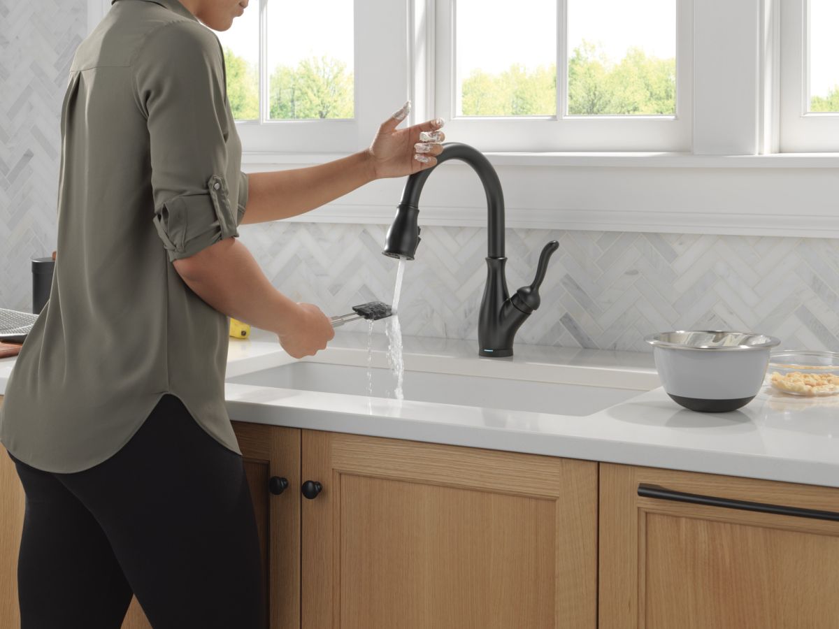 DELTA Leland Touch2O Technology Kitchen Faucet with Touchless Technology — Matte Black