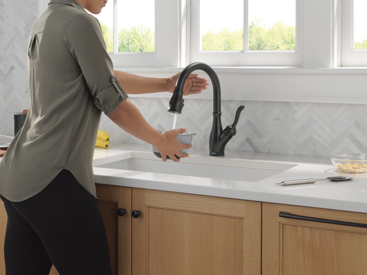 DELTA Leland Touch2O Technology Kitchen Faucet with Touchless Technology — Matte Black