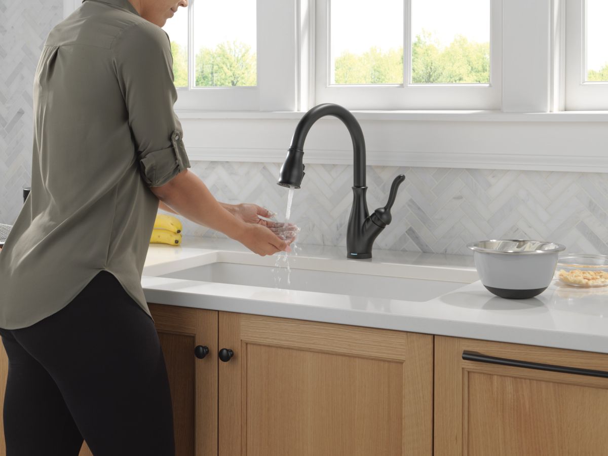 DELTA Leland Touch2O Technology Kitchen Faucet with Touchless Technology — Matte Black