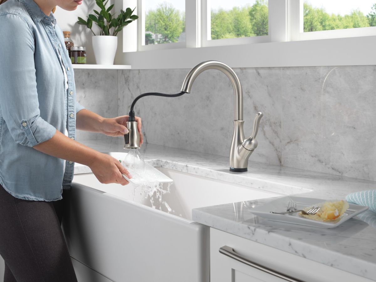 DELTA Leland Touch2O Technology Kitchen Faucet with Touchless Technology — Spotshield Stainless
