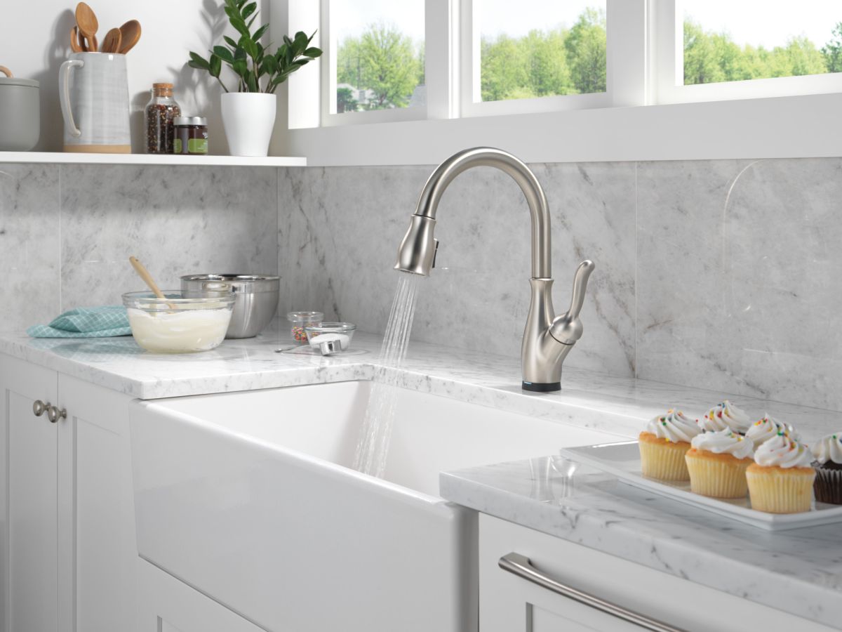 DELTA Leland Touch2O Technology Kitchen Faucet with Touchless Technology — Spotshield Stainless