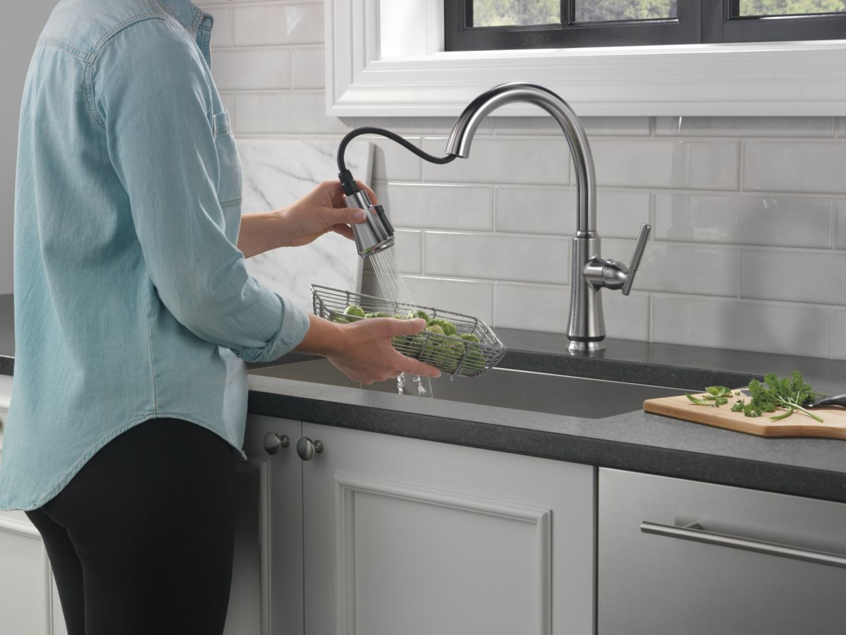 DELTA Coranto Single Handle Pull-Down Kitchen Faucet — Arctic Stainless
