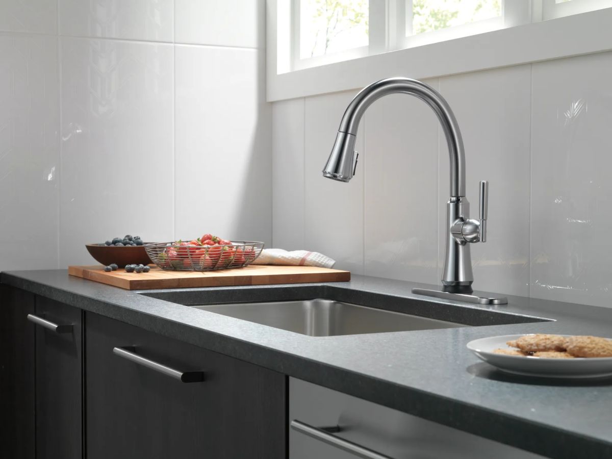 DELTA Coranto Single Handle Pull-Down Kitchen Faucet with Touch2O Technology — Arctic Stainless
