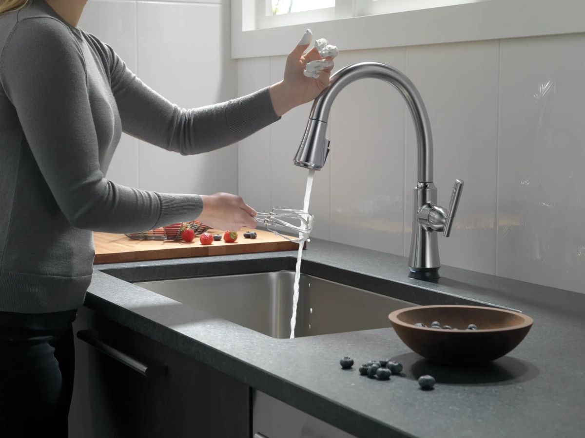 DELTA Coranto Single Handle Pull-Down Kitchen Faucet with Touch2O Technology — Arctic Stainless