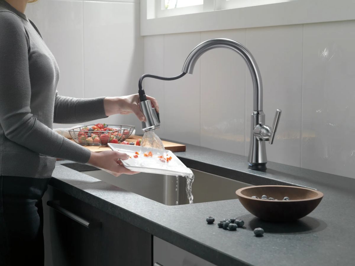 DELTA Coranto Single Handle Pull-Down Kitchen Faucet with Touch2O Technology — Arctic Stainless