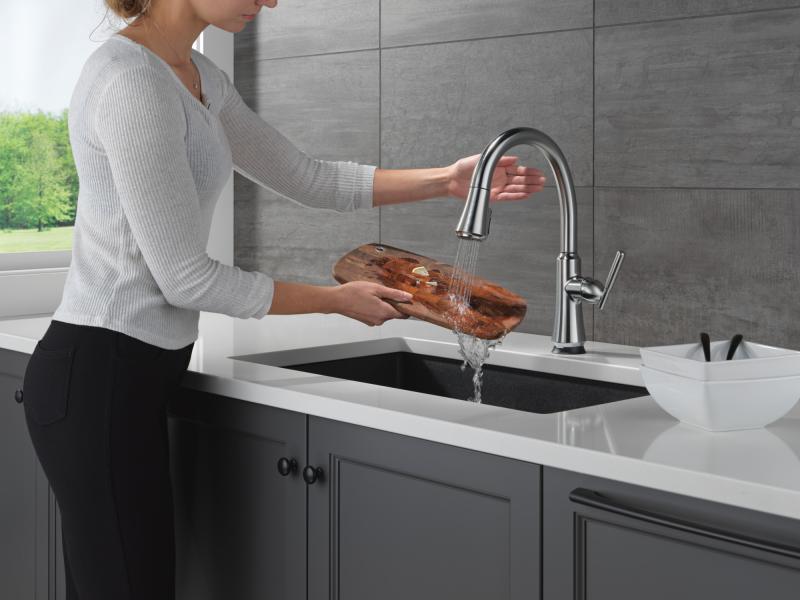 DELTA Coranto Touch2O Technology Kitchen Faucet with Touchless Technology — Arctic Stainless
