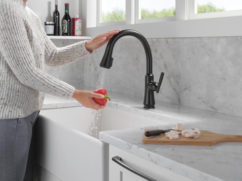 DELTA Coranto Touch2O Technology Kitchen Faucet with Touchless Technology — Matte Black