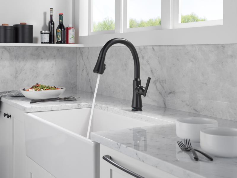DELTA Coranto Touch2O Technology Kitchen Faucet with Touchless Technology — Matte Black
