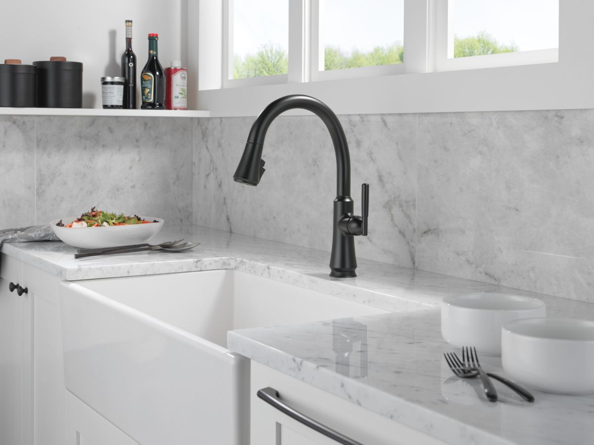 DELTA Coranto Touch2O Technology Kitchen Faucet with Touchless Technology — Matte Black