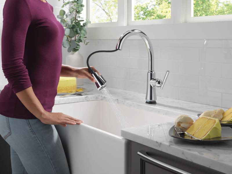 DELTA Coranto Touch2O Technology Kitchen Faucet with Touchless Technology — Chrome