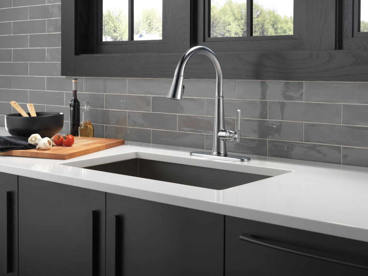DELTA Emmeline Single Handle Pull-Down Kitchen Faucet — Lumicoat® Arctic Stainless