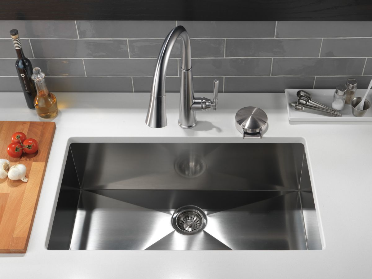 DELTA Emmeline Single Handle Pull-Down Kitchen Faucet — Lumicoat® Arctic Stainless