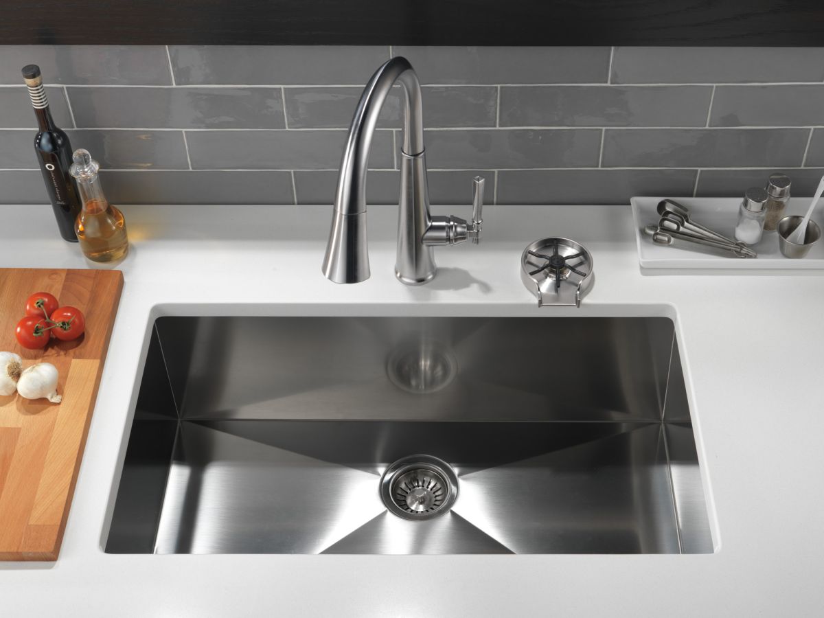 DELTA Emmeline Single Handle Pull-Down Kitchen Faucet — Lumicoat® Arctic Stainless