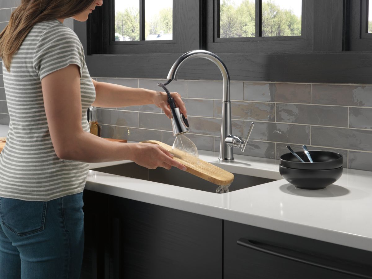 DELTA Emmeline Single Handle Pull-Down Kitchen Faucet — Lumicoat® Arctic Stainless